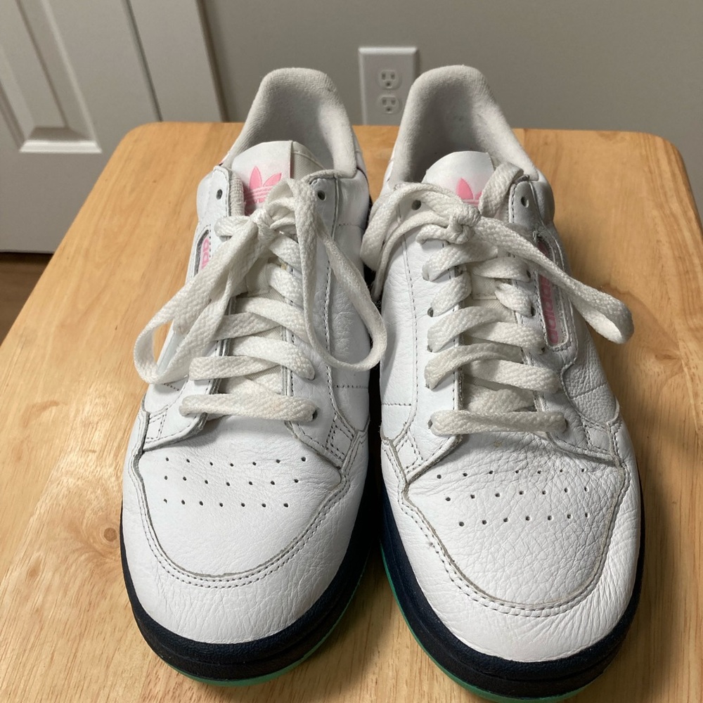 Adidas women’s Sz 8.5m white leather tennis shoes